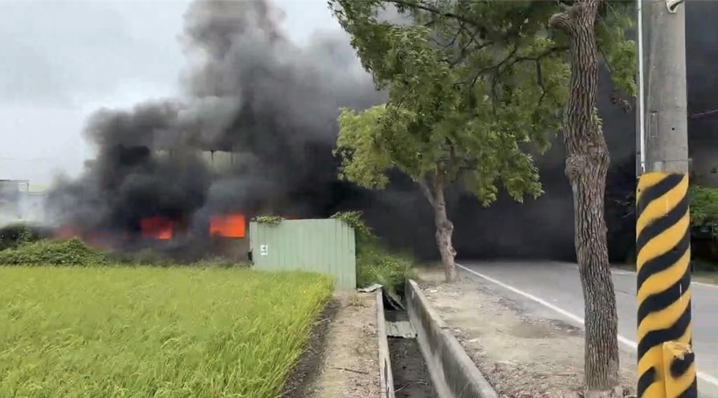 新營區一家中古二手車材料行上午傳出火警。（讀者提供／曹婷婷台南傳真）