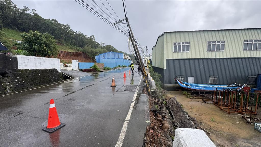 鳳凰颱風豪雨!淡水邊坡崩落電桿傾斜 警管制單邊通行