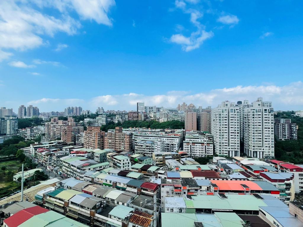 永慶房屋YouTube頻道每周為消費者追蹤房市趨勢與房價數據，包含「預算1500萬能買新北市幾坪？」圖/永慶房屋提供