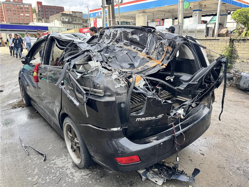 水深一層高!AAV7甲車救災輾爛小客車 車主無奈嘆:人平安就好