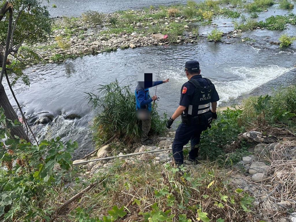 鳳凰來襲烏溪水勢險 台中釣魚伯淡定拋竿:沒注意水變急