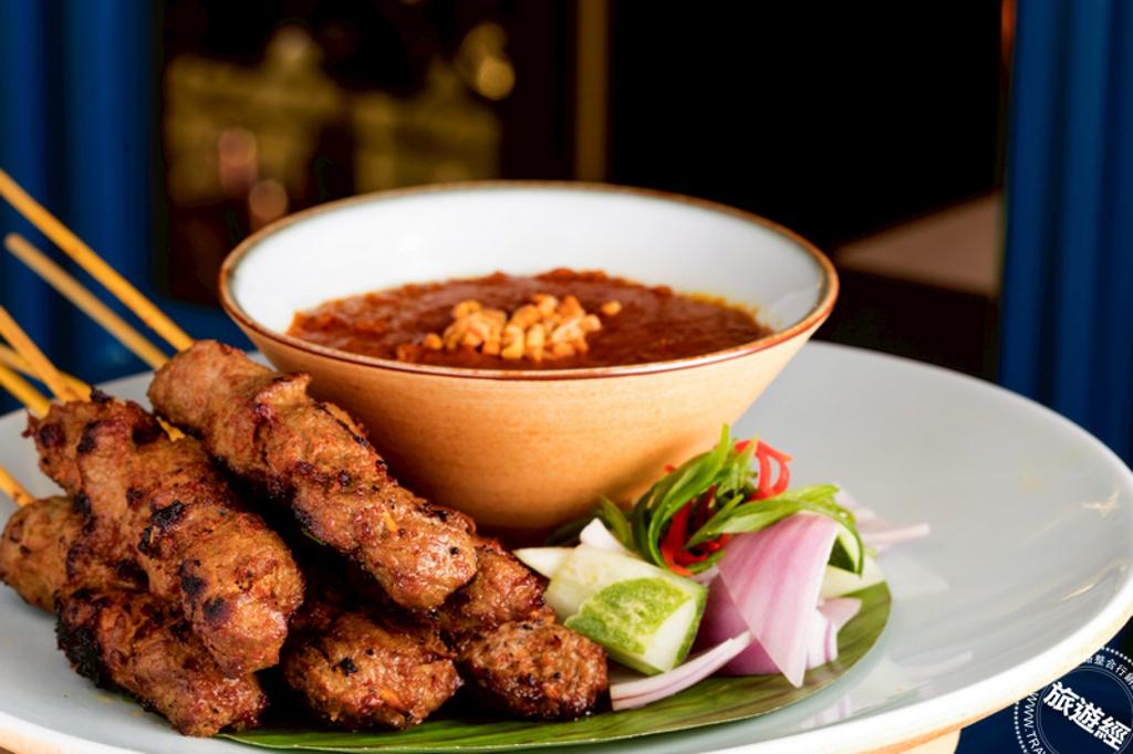 「星洲老爺．味遊新加坡」美食活動於自助餐檯上供應的香烤豬肉沙嗲。（圖／台北晶華）