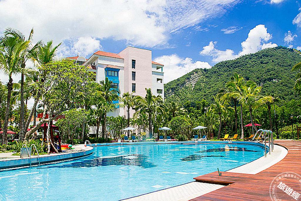 戶外椰林泳池及室內趣淘星球等設施，可以在飯店玩一整天。圖／凱撒趣淘漫旅-台南提供