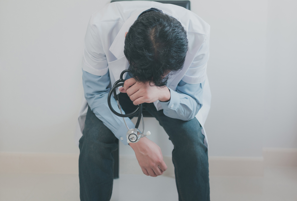 輔大名醫看診遭刺 醫界齊曝悲慘經歷 他提健保卡註記