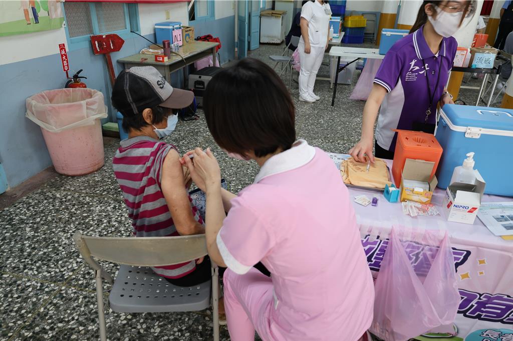 流感＋新冠疫苗同步接種 苗縣府動員多局處大打促銷牌