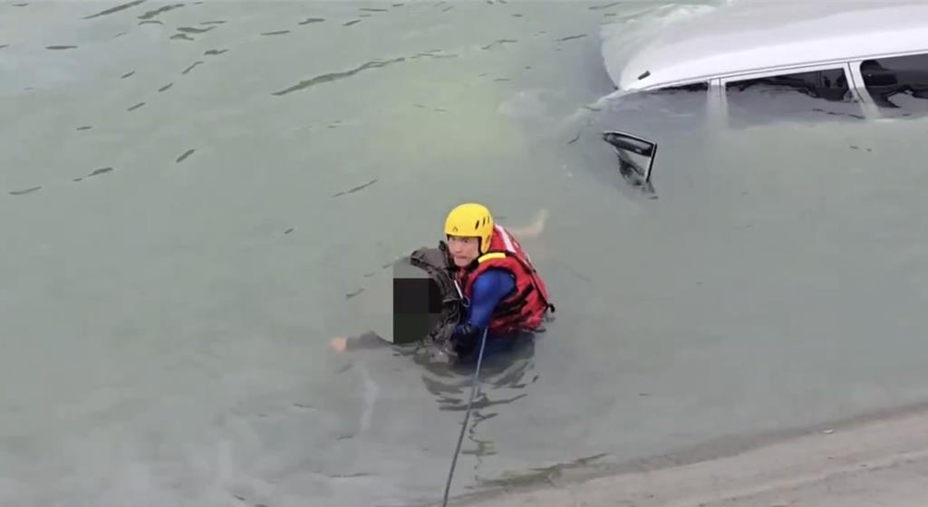 嘉南大圳柳營段中午傳出1車墜入，警消到場搶救，受困男子已明顯身亡。（讀者提供／曹婷婷台南傳真）