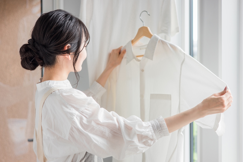 衣服泛黃別急著丟 她大推「白衣救星」一噴秒潔白