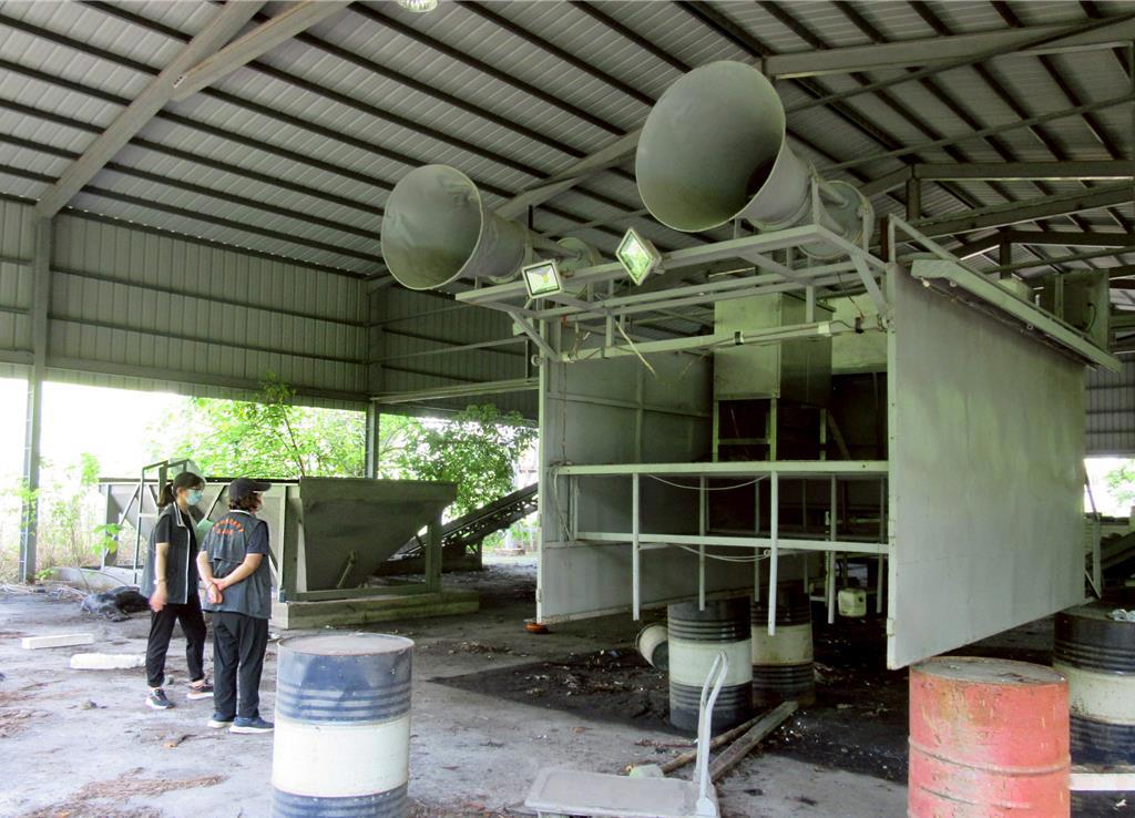 李男拒繳非法丟置廢棄物的清理費用，嘉義執行分署人員查扣其名下財產強制執行拍責。（嘉義分署提供／廖素慧嘉市傳真）
