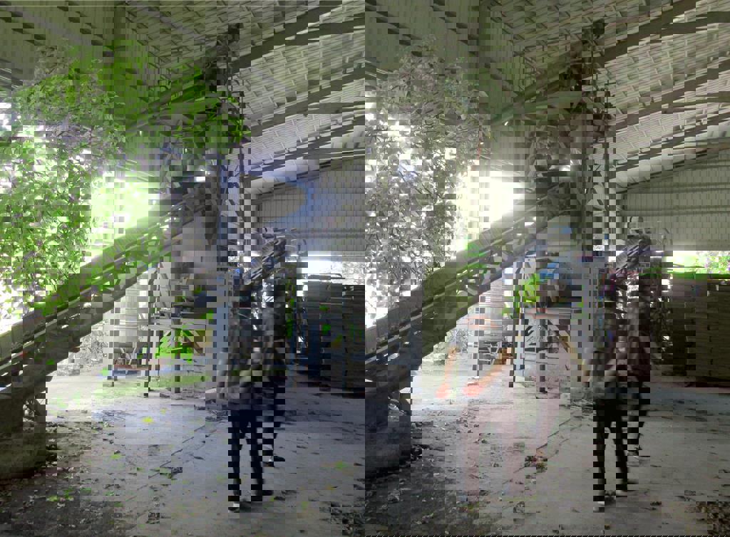 李男拒繳非法丟置廢棄物的清理費用，嘉義執行分署人員強制執行李男名下財產查扣拍責抵欠款。（嘉義分署提供／廖素慧嘉市傳真）
