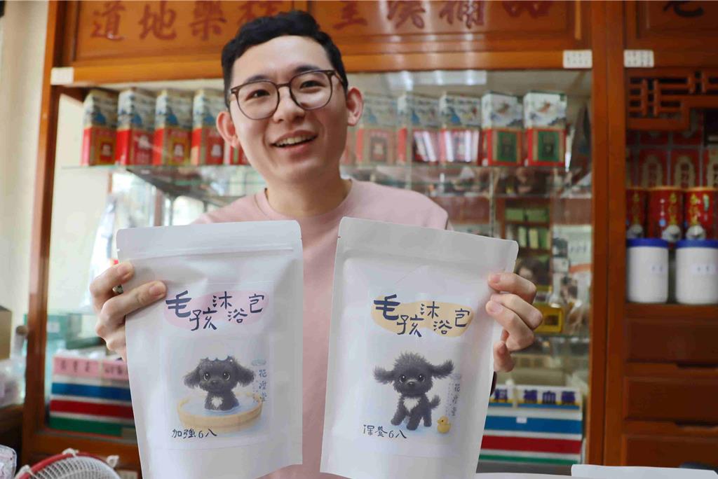 嘉縣百年中藥行轉型 第4代藥師開發熱紅酒、寵物藥浴包