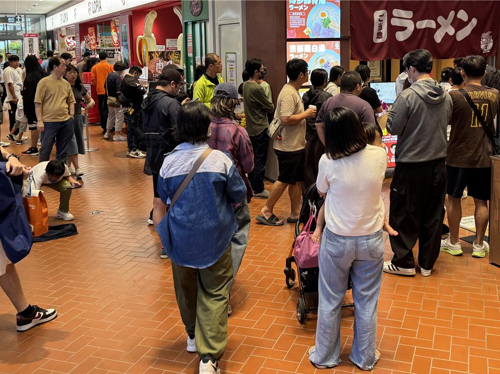 鳳凰颱風假成「逛街日」!台中百貨、商場人潮不斷