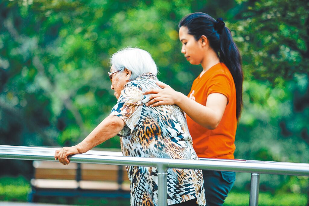 家庭幫傭就安費擬漲至8000元 立委批:政策只服務有錢人