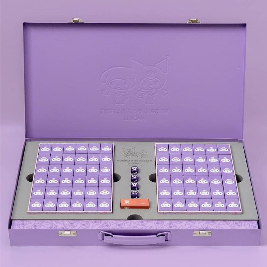  「2025誠品禮物節」精選粉紫色金屬外盒的Kuromi聯名麻將組。（誠品書店提供／徐梓榕台北傳真）