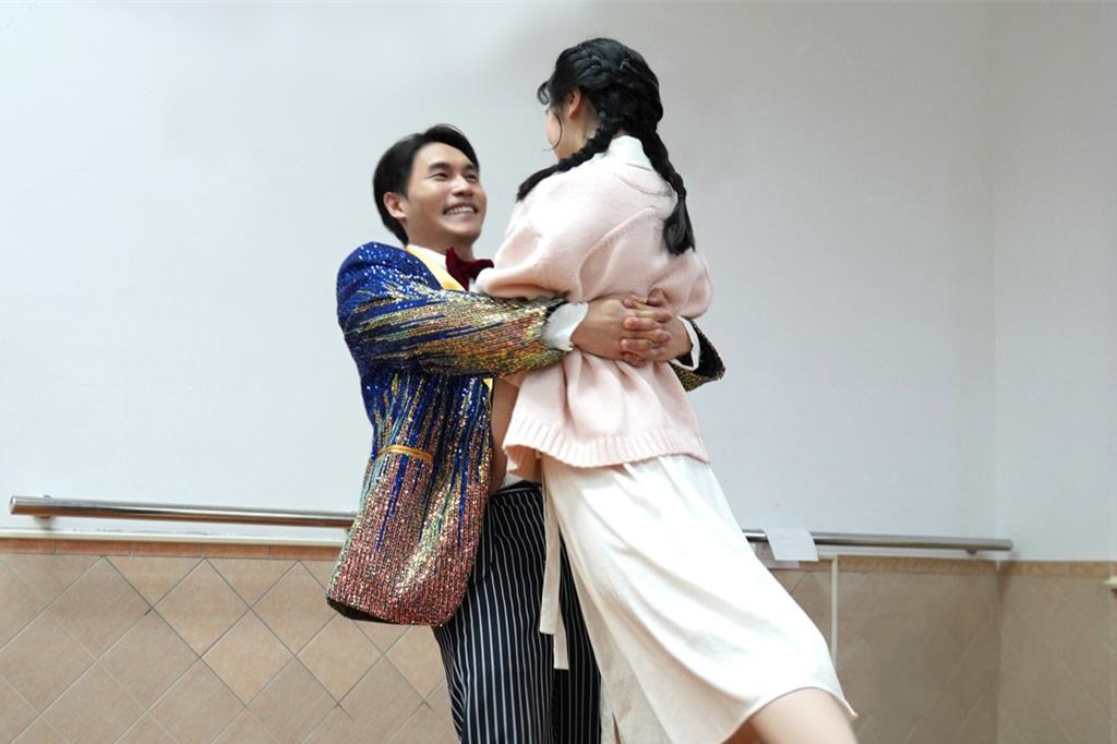 周定緯《一村喜事》展現「雙人公主轉」特技！岑永康人生成就解鎖