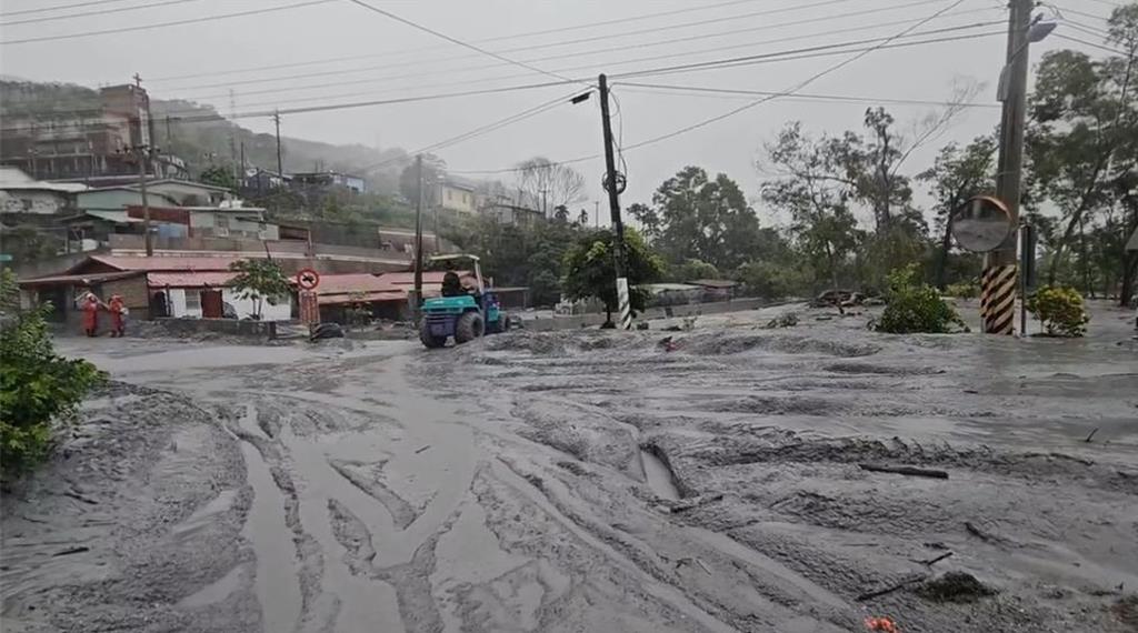 明利村長怒批堤防不延伸釀禍 經部回因風險低先用沙包