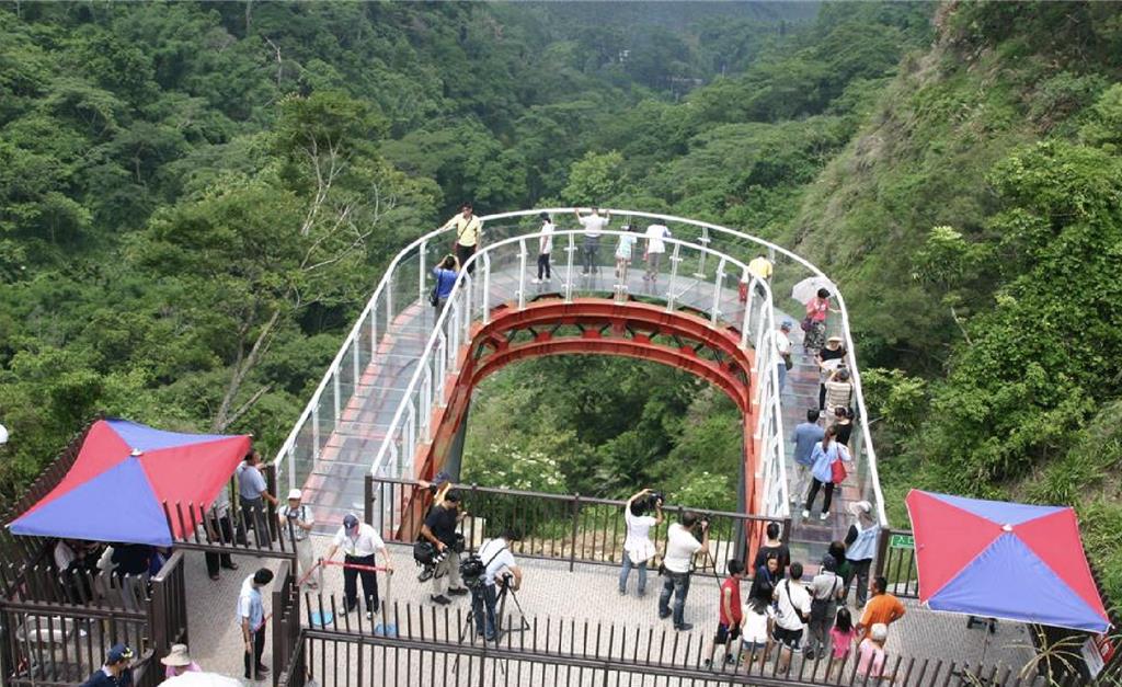 觀光吊橋荒廢成「山林裡的千萬垃圾」 南投縣府回應了