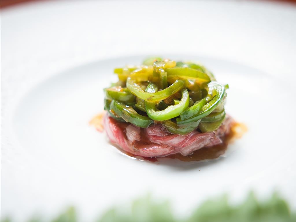 陳主廚的招牌「青椒A5和牛排」將升級回歸,此次饕客能品嘗到加了黑松露的嶄新版本,感受中西交融的味覺藝術。(圖/台北遠東香格里拉)