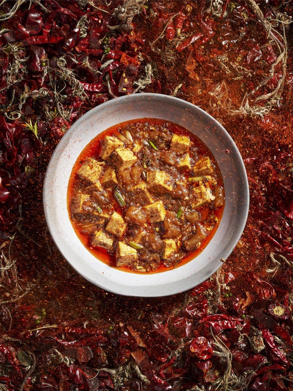 陳主廚的鎮店之寶「陳麻婆豆腐」聞名國際,此次雙廚聯手以全新設計的菜單激盪出令人驚喜的川粵風味火花。(圖/台北遠東香格里拉)