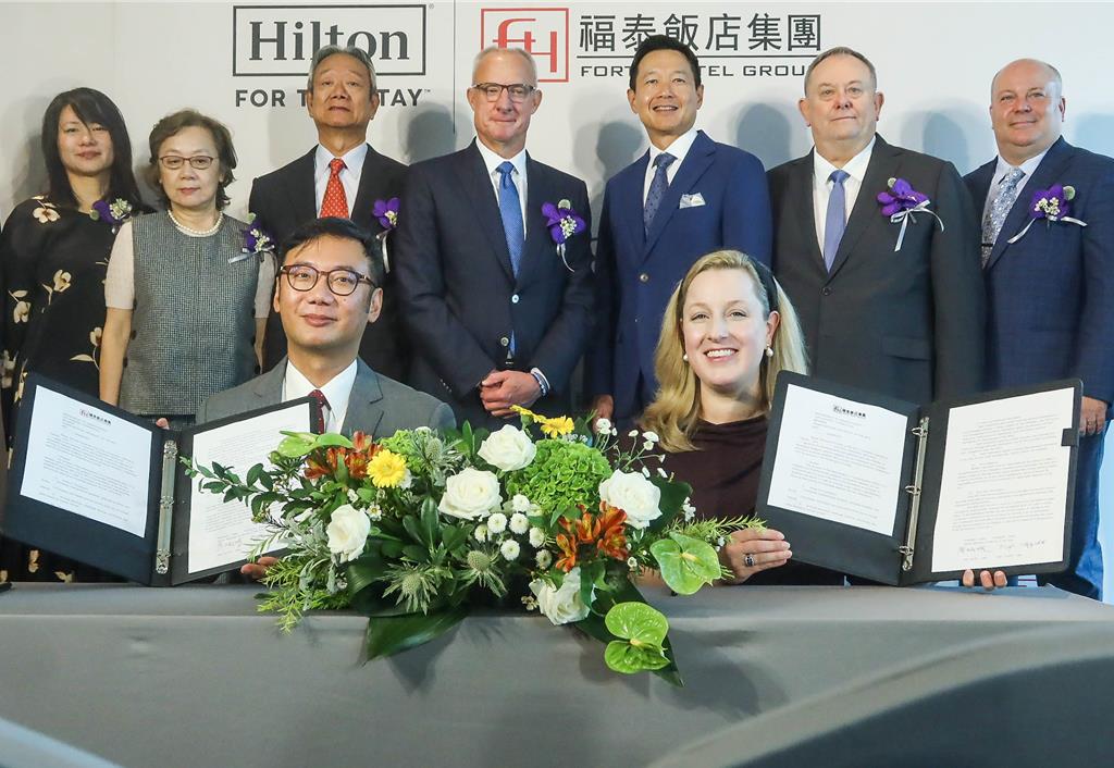 福泰飯店集團與希爾頓集團打造「台南Signia by Hilton酒店」，會中福泰飯店集團董事長廖炳燿(前左)與Signia by Hilton品牌負責人 Meghan Fitzgerald（前右）簽訂委託管理合約。（粘耿豪攝）
