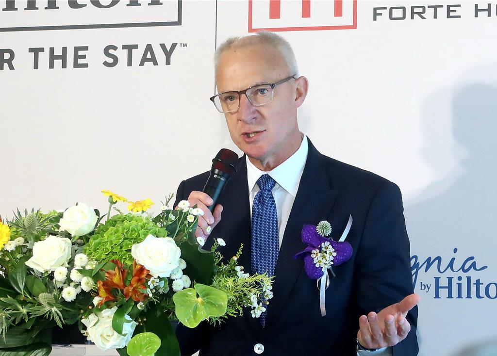 希爾頓全球全服務品牌負責人Gary Steffen表示，本次簽約不僅是個里程碑，更是預告未來發展的重要信號。（粘耿豪攝）