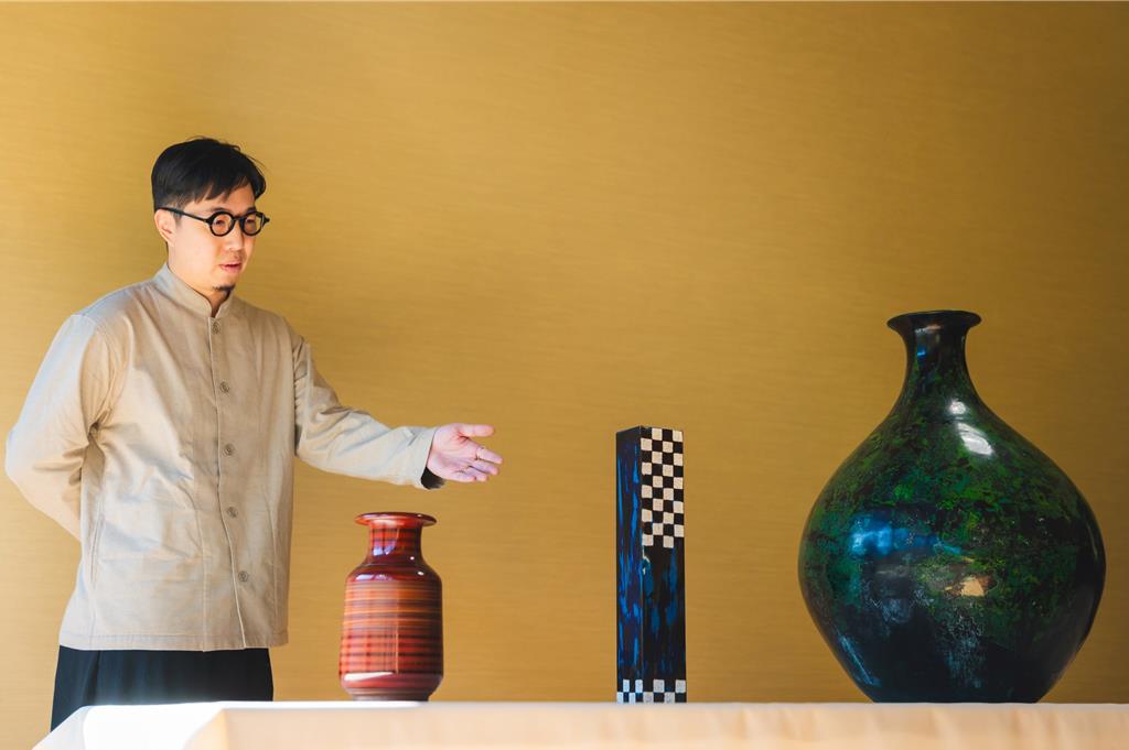 虹夕諾雅 谷關 HOSHINOYA Guguan攜手台中「光山行」第3代主理人賴信佑,帶領旅客探索在地漆藝文化。 (虹夕諾雅 谷關提供/吳娮翎台北傳真)