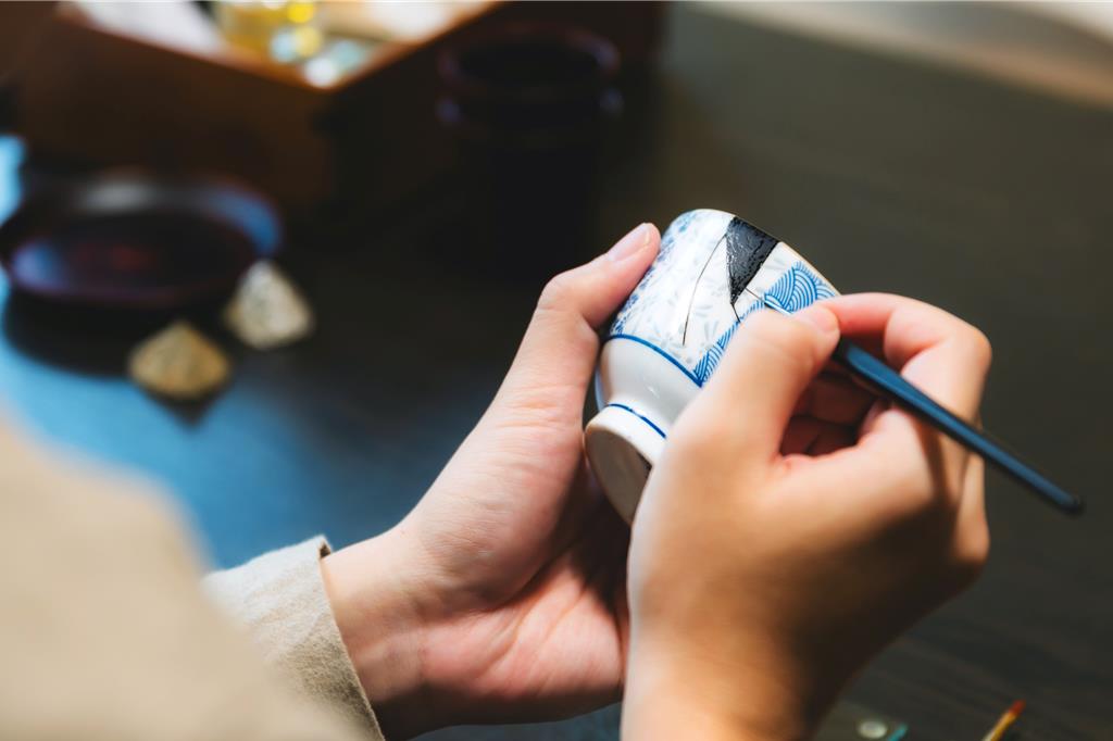 虹夕諾雅 谷關 HOSHINOYA Guguan金繼手作,使用生漆和金粉或銀粉來黏合及修飾破損陶瓷器的技術。(虹夕諾雅 谷關提供/吳娮翎台北傳真)