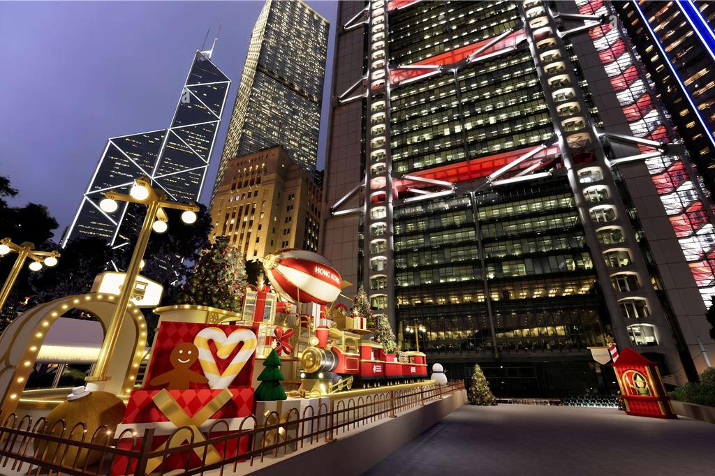 中環皇后像廣場花園化身夢幻「聖誕天地」，以飛船、小木偶、小火車等繽紛裝飾打造童話般的節慶場景 。(港旅局提供)    