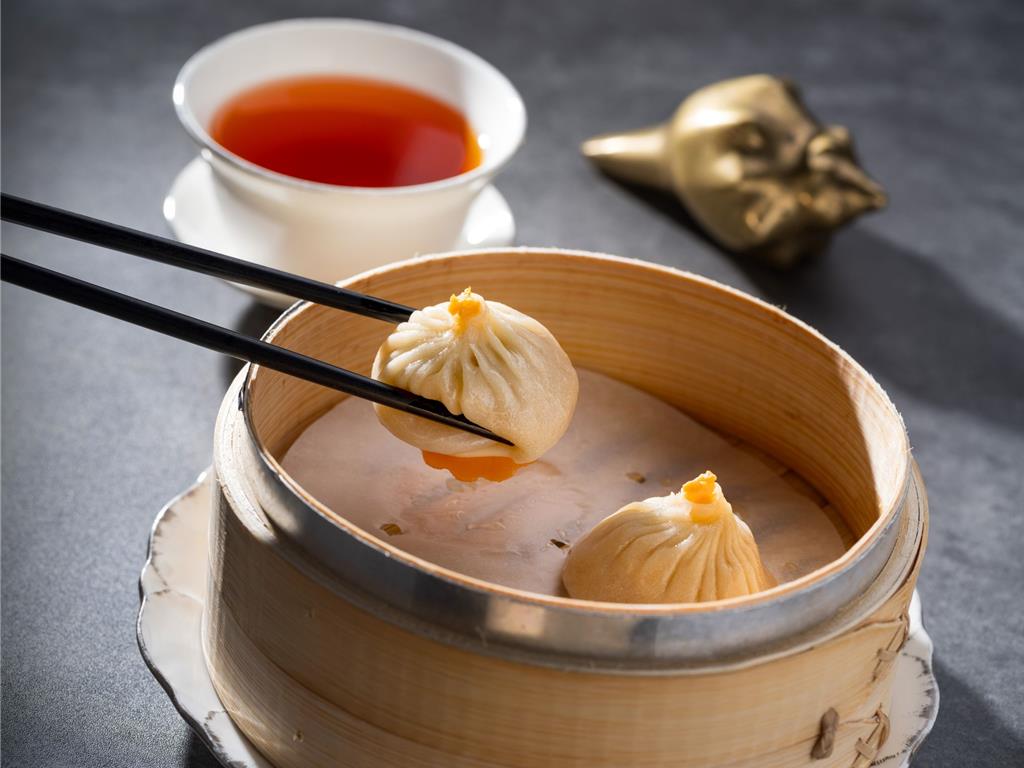 「蟹皇鮮湯包」的蟹香與豐盈肉汁浸潤於唇齒間美味繚繞，盡顯秋蟹之極致風味。圖／台北文華東方酒店提供