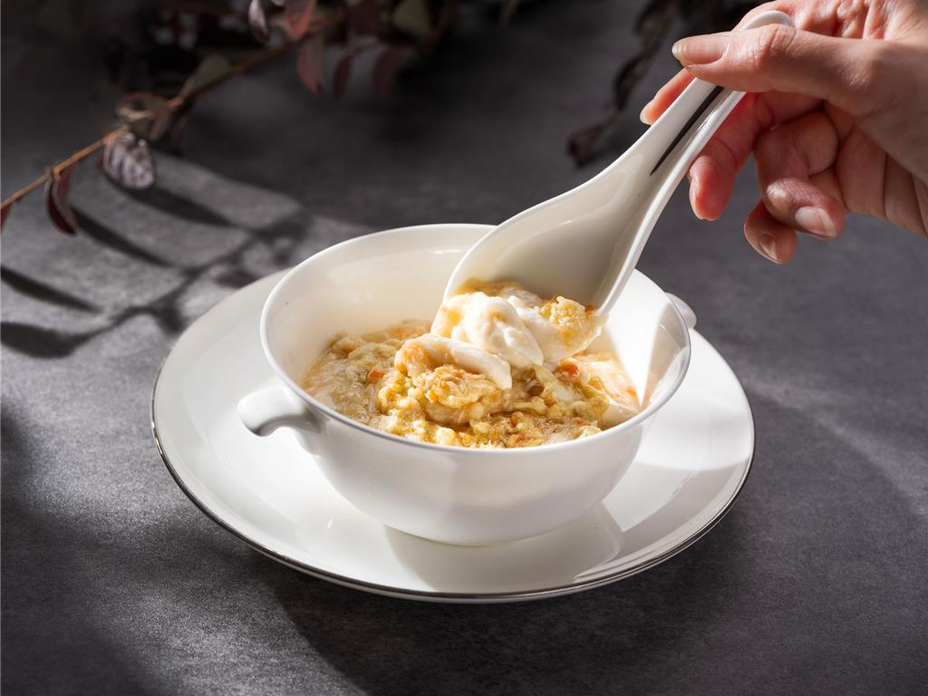 「蟹粉嫩豆花」將秋蟹佐以豆花醇潤，清雅中蘊藏奢華層次，展現粵式細膩火候與秋日柔和氣韻。圖／台北文華東方酒店提供