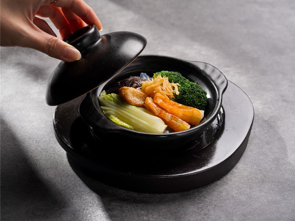 「海珍時蔬粉絲鍋」將時蔬清脆佐以飽滿吸附鹹鮮海味的粉絲，綻放秋香雅緻食感。圖／台北文華東方酒店提供