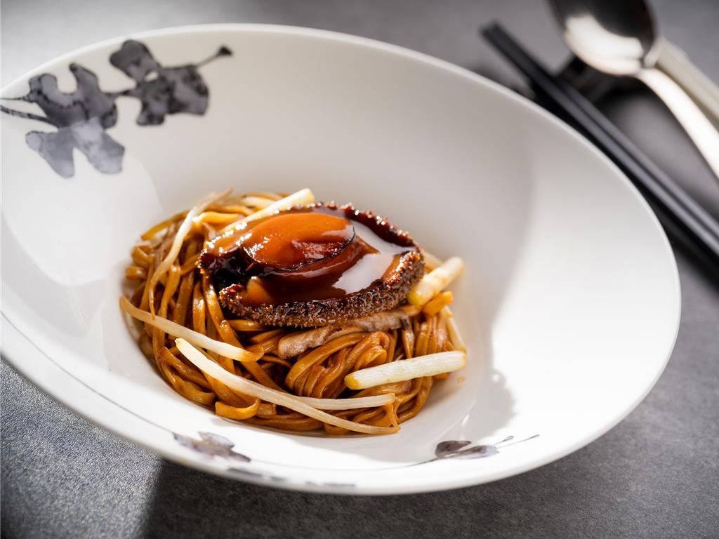 「南非鮑魚燴伊麵」的鮑魚Q彈飽滿、鮮香四溢 。圖／台北文華東方酒店提供