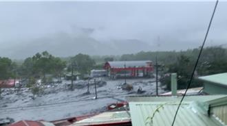 影》馬太鞍溪暴漲滾滾泥流淹沒明利村！31戶受災、影響面積達103.5公頃