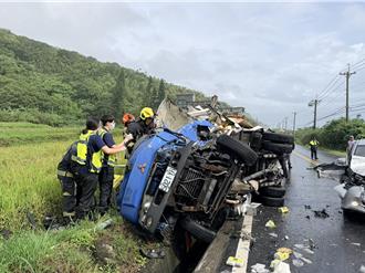 花莲丰滨车祸！小货车遭对向转弯大车「车尾扫翻」  驾驶命危