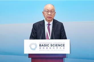 丘成桐撰文批陆学界以「帽」取人：应回归数学本真