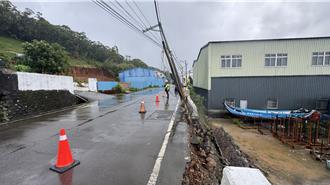 鳳凰颱風豪雨！淡水邊坡崩落電桿傾斜 警管制單邊通行