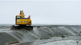 影》台東太麻里溪暴漲溢堤 縣府急調怪手擲太空包擋水