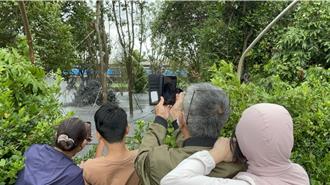 屏东万丹泥火山喷发 民眾不顾颱风天涌入朝圣