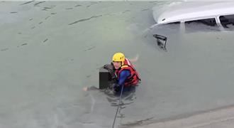 嘉南大圳惊见「灭顶漂浮汽车」  男驾驶溺死车内