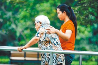 家庭幫傭就安費擬漲至8000元 立委批：政策只服務有錢人