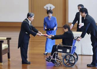 第一先生從首相妻手上領受勲證書 眼泛淚害羞低頭