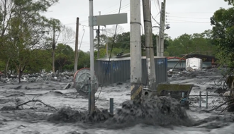 影》貨櫃被沖走連撞電線桿 花蓮明利村驚險畫面曝光