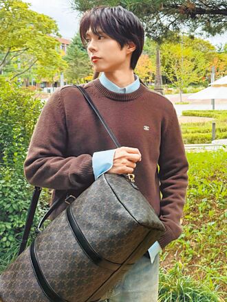 朴寶劍金泰亨 美拉德穿搭演繹新包