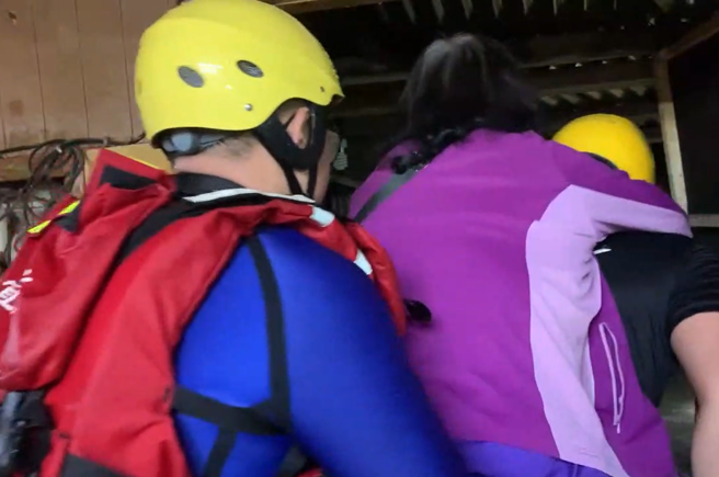 消防人員協助行動不方便的婦人脫困。（圖／翻攝畫面）