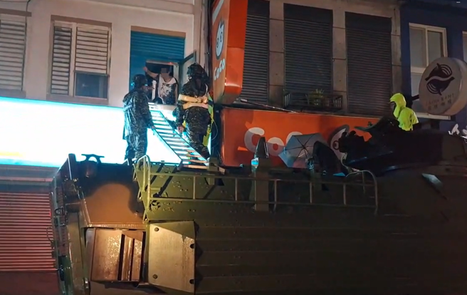 軍方派出AAV7兩棲突擊車於蘇澳市區協助二樓民眾脫困。（圖／翻攝畫面）