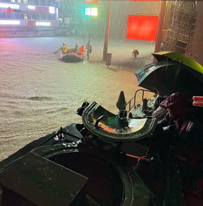 「凤凰」颱风来袭，昨日全臺各地传出零星灾情。其中，宜兰县苏澳镇强降雨造成大部分面积淹水，海军陆战队AAV7两栖突击车立即出动救援受困民眾。（海军司令部提供）