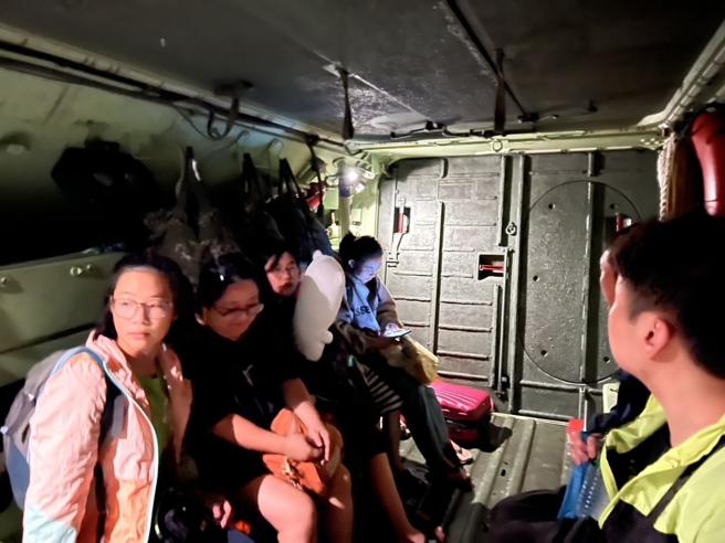 海军陆战队登陆战车大队昨晚即时派遣AAV7两栖突击车，协助苏澳民眾撤离积水严重地区。
（海军司令部提供）