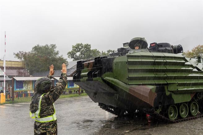 國防部表示，國軍部隊目前災防待命總兵力約2萬餘人，AAV7兩棲突擊車、膠舟等各類災防裝備機具計37類3千餘輛（部），均完成整備。（軍聞社記者蔡枋澐攝）