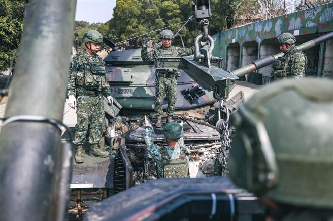  操作吊架時需各成員緊密配合，並以手勢協調指揮、精準修正角度。（本報資料照片）