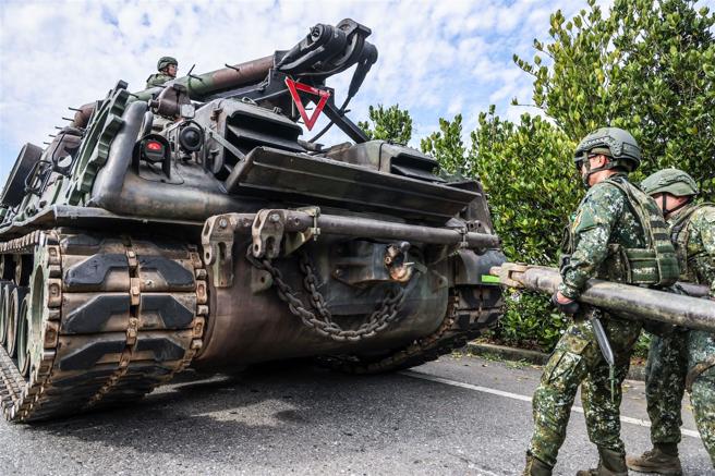  官兵運用重達130公斤的A支架，完成故障戰車與救濟車構連作業。（記者王子昌攝）