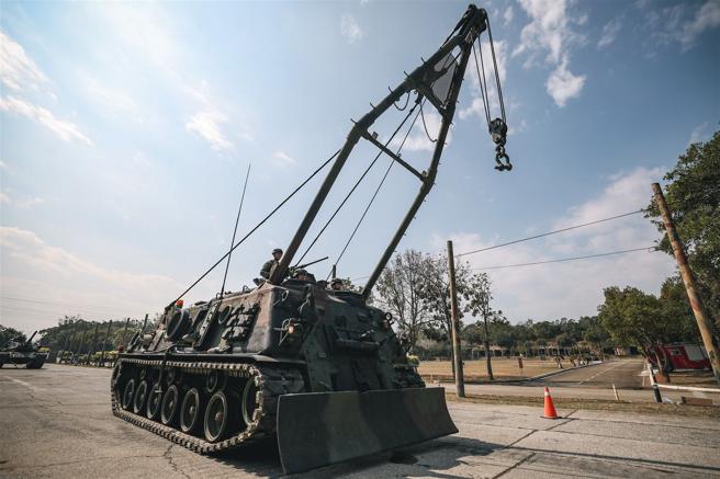  M88A1裝甲救濟車4個成員配賦建置T91步槍外，車上亦可裝載1挺50機槍，具備自衛戰鬥能力。（本報資料照片）